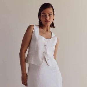 Dissh Oscar White Scoop Neck Linen Vest